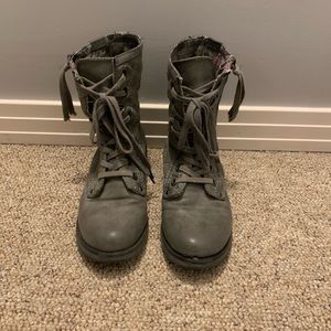 Roxy grey boots